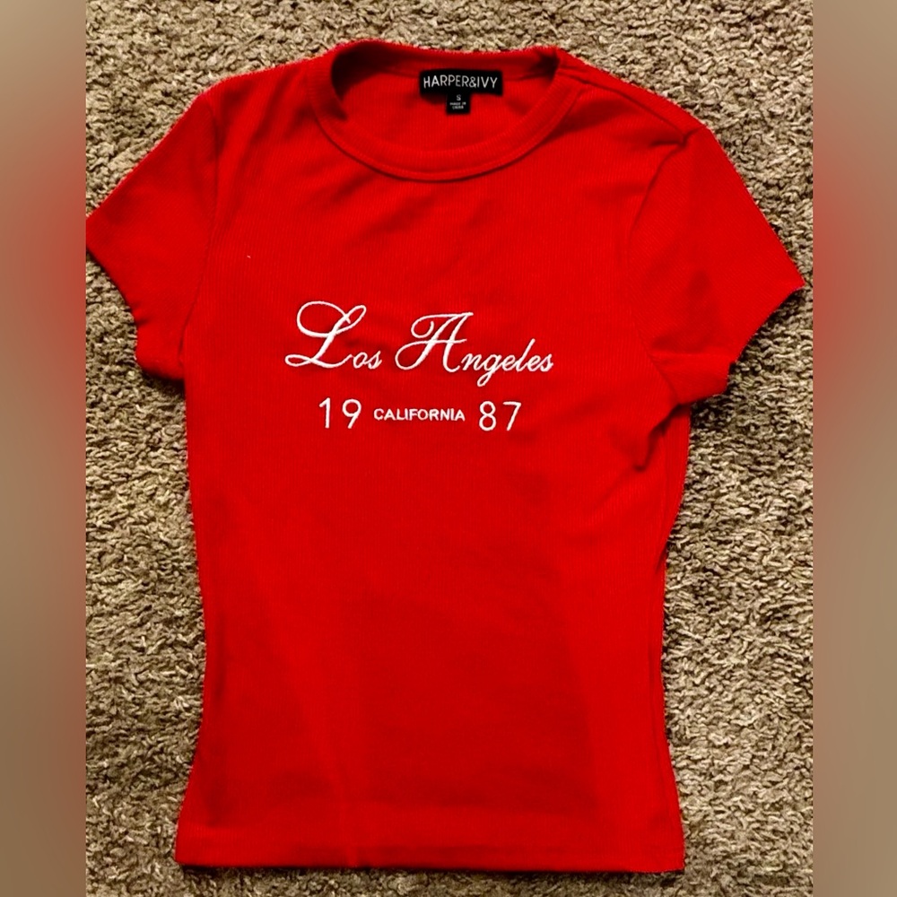 HARPER&IVY woman’s size Sm Great condition Red ribbed shirt graphics Crop top
